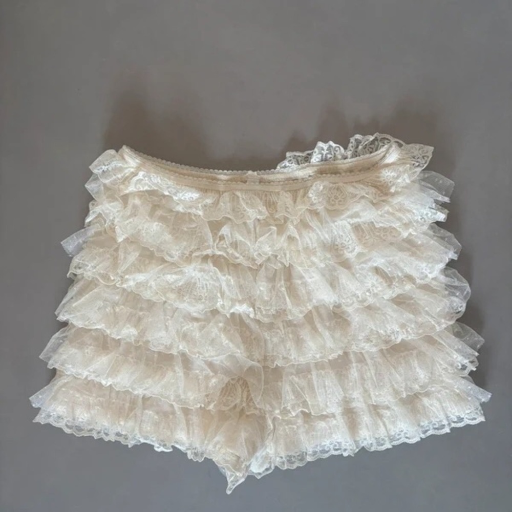 Stradivarius Cream Lace Ruffle Shorts